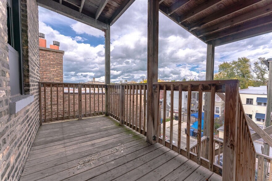 Building Photo - 4707 N Albany Ave