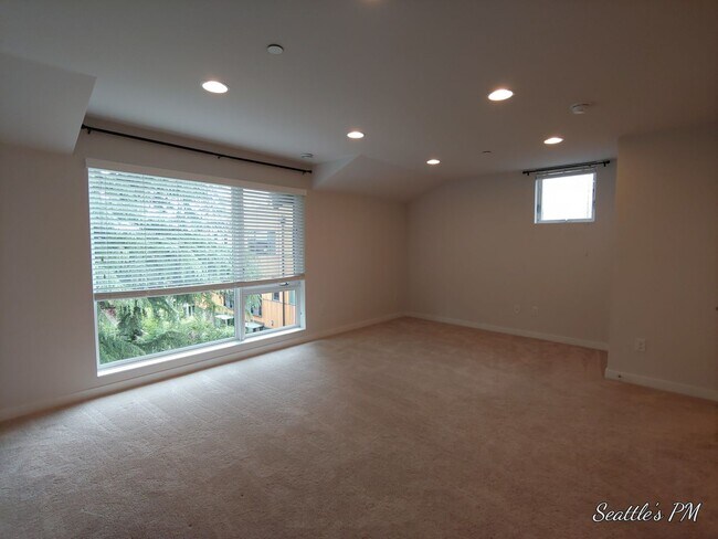 Building Photo - Contemporary Home in Bryant for Rent!