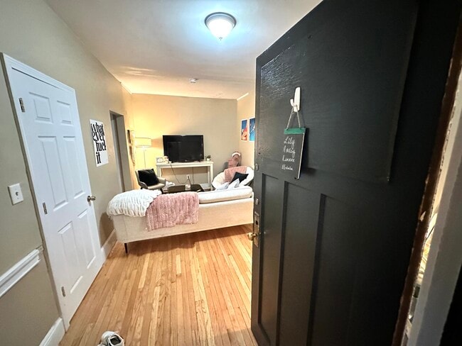 Building Photo - 68 Egmont St