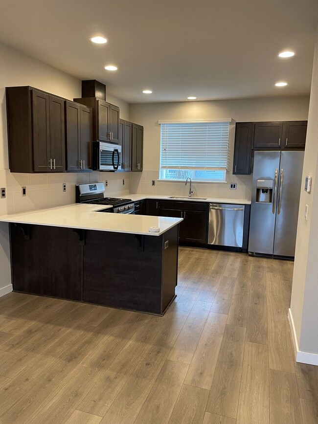 Building Photo - Stunning 3 bedroom 2.5 bathroom Townhome in Bothell!