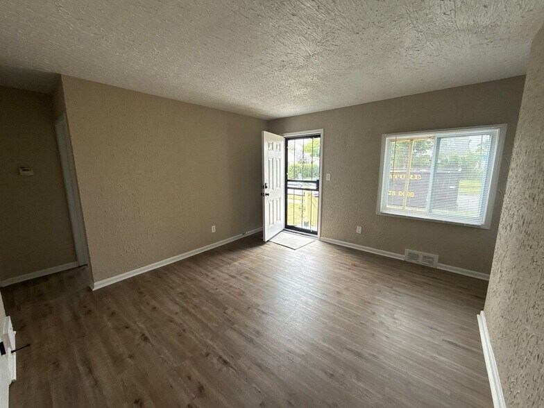 Building Photo - This beautifully updated 3-bedroom, 1-bath...