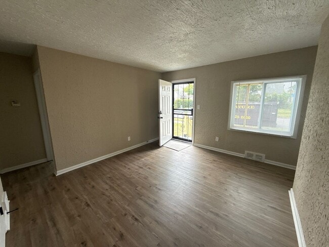 Building Photo - Freshly Renovated 3-Bedroom Home – Quality...