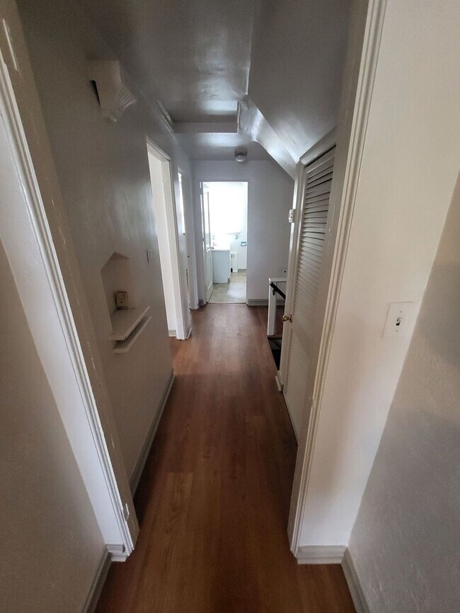 Building Photo - 1550 E Bayview Blvd