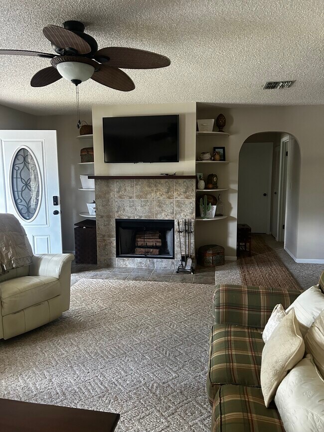 Building Photo - 1136 Peach Tree Dr