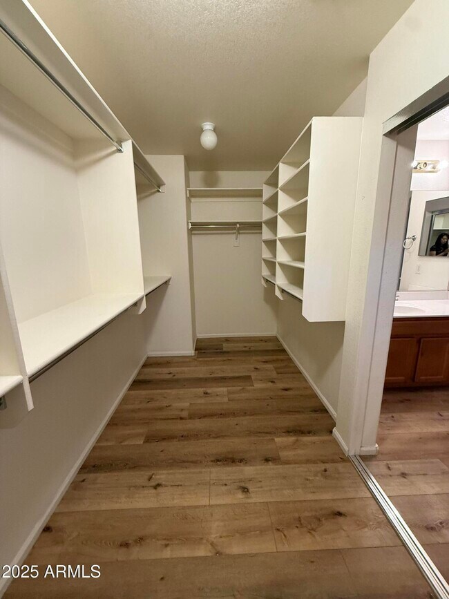 Building Photo - 2528 W Straight Arrow Ln