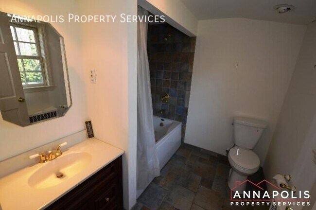 Building Photo - 208 Avondale Cir
