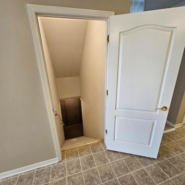Building Photo - 3 Bedroom, 2.5 Bath Condo, Kitchen with St...