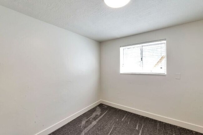 Building Photo - Remodeled 6 beds, 2 car garage!!