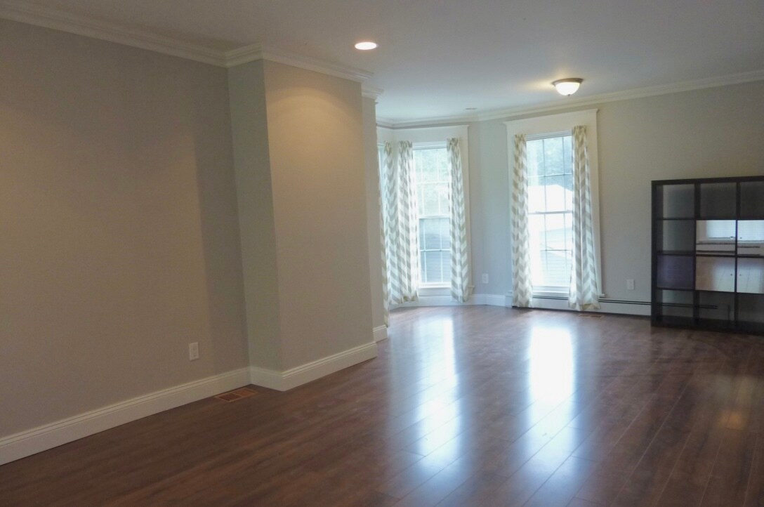 Dining area with bay window - 242 Bedford Rd