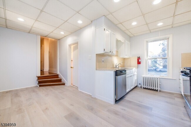 Building Photo - 182 Belleville Ave