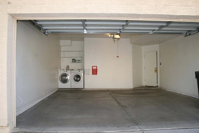 Building Photo - Two Bedroom in Tempe