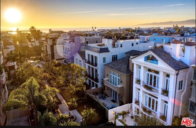 Building Photo - 129 Channel Pointe Mall