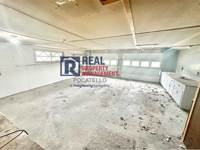 Building Photo - 3 Bedroom 2 bath - Double car garage