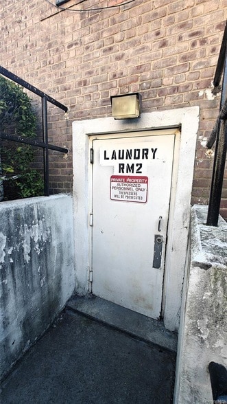 Building Photo - 66-04 Grand Central Pkwy