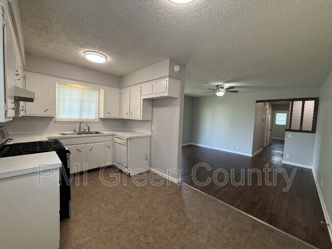 Building Photo - 4805 Bermuda Cir