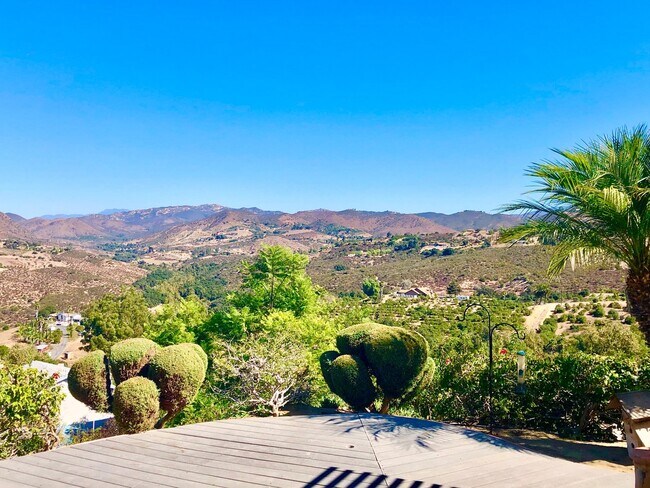 Building Photo - Beautiful Custom Home in Fallbrook, just m...