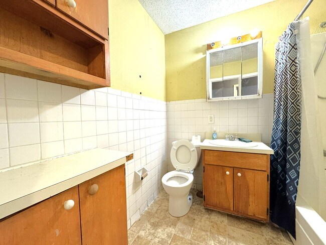 Building Photo - 654 Ynestra Dr