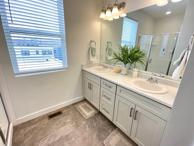 Building Photo - Modern 3-Bedroom Condo in Adventurous Daybreak!