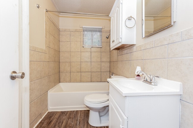 Building Photo - Spacious Ranch Style Home!