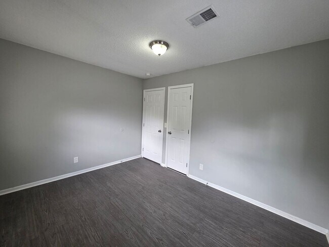 Building Photo - Spacious 4 Bed / 2.5 Bath Home with 2 Living Areas