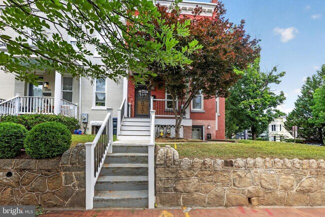 Building Photo - 1252 E St NE