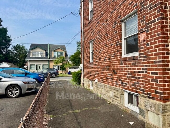 Building Photo - 941 Afton St