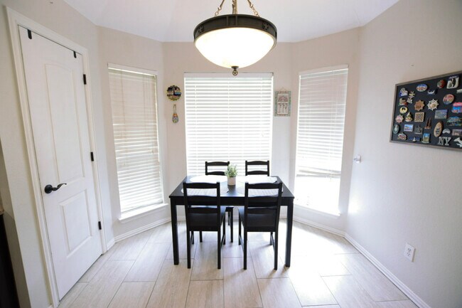 Building Photo - 1207 Old Knoll Dr