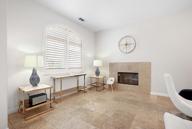 Building Photo - Beautiful executive home in the Eastlake-C...