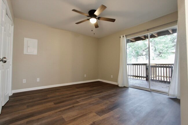 Building Photo - 200 White St