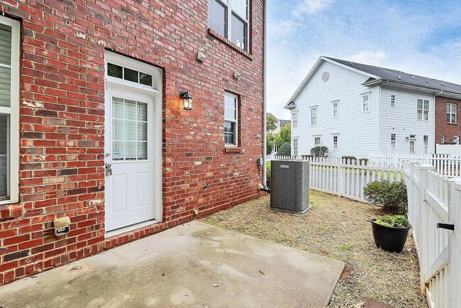 Building Photo - Beautiful End Unit 3BD/2.5BA Townhome in t...