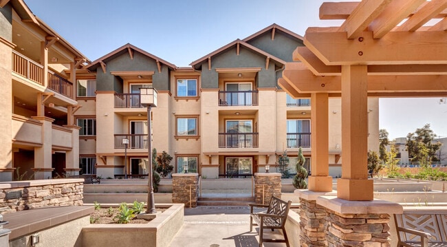 Building Photo - Broadway Villas
