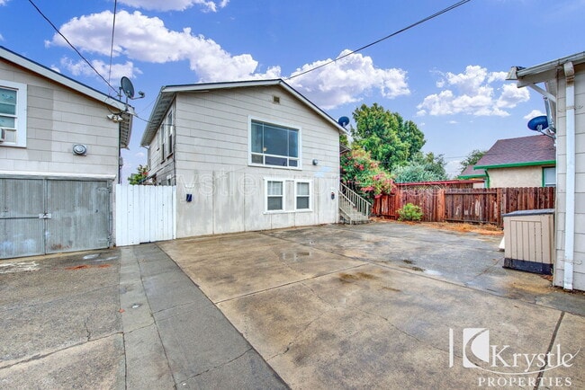 Building Photo - 320 Evans Ave