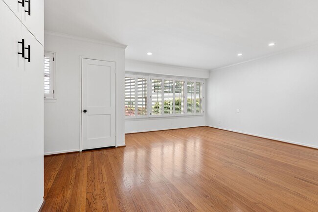 Building Photo - 11053 Strathmore Dr