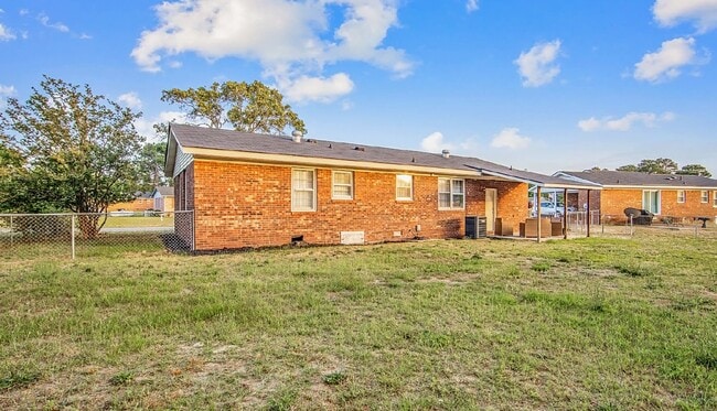 Building Photo - 3 Bed, 2 Bath Nest Near Cape Fear Valley