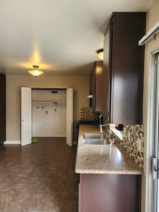 Building Photo - Inviting 3-Bedroom Home