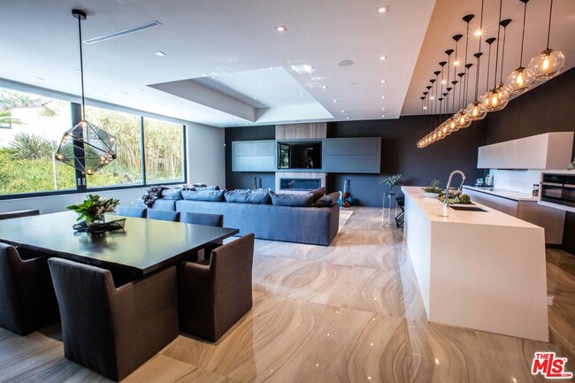 Building Photo - 2210 Bowmont Dr