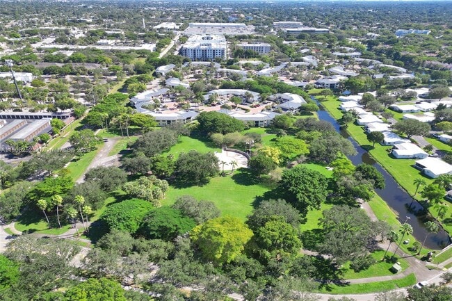 Building Photo - 8137 NW 17th Manor