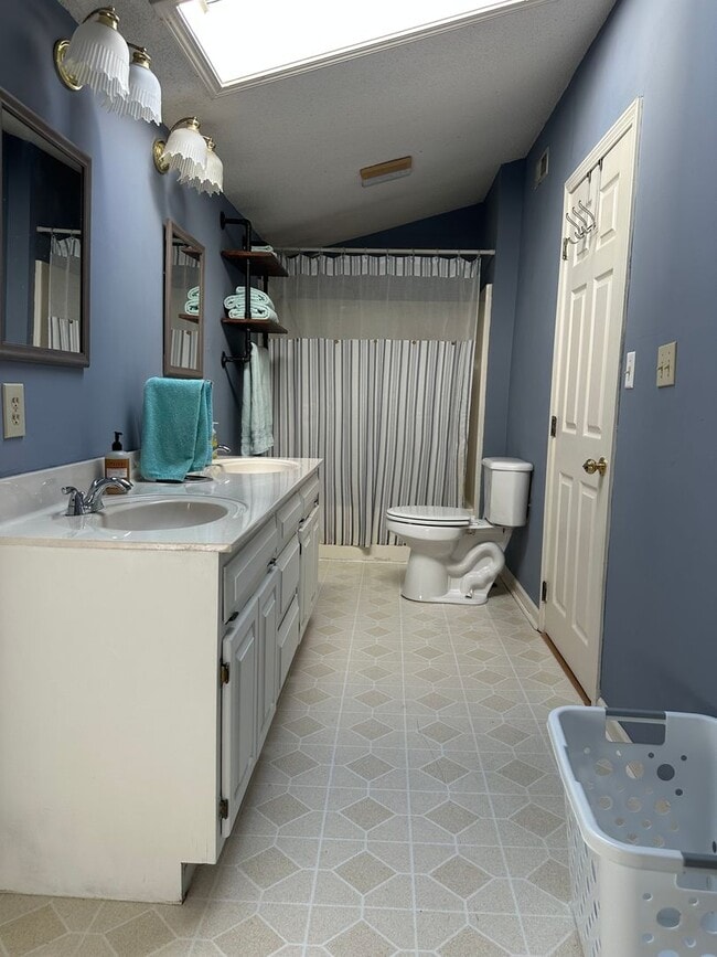 Building Photo - 4 Bedroom, 2 Bath farm house out in the Co...