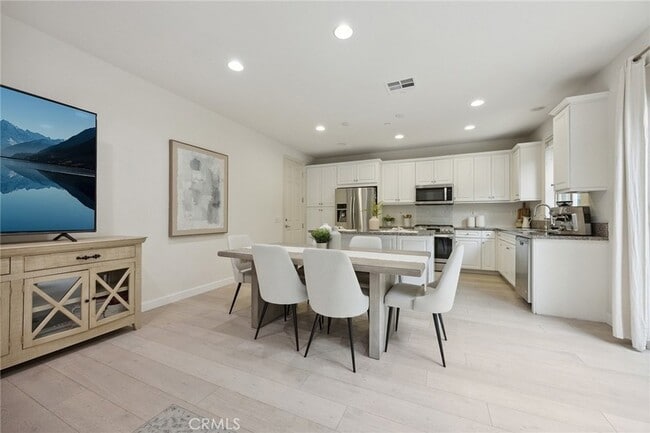 Building Photo - 210 Desert Bloom