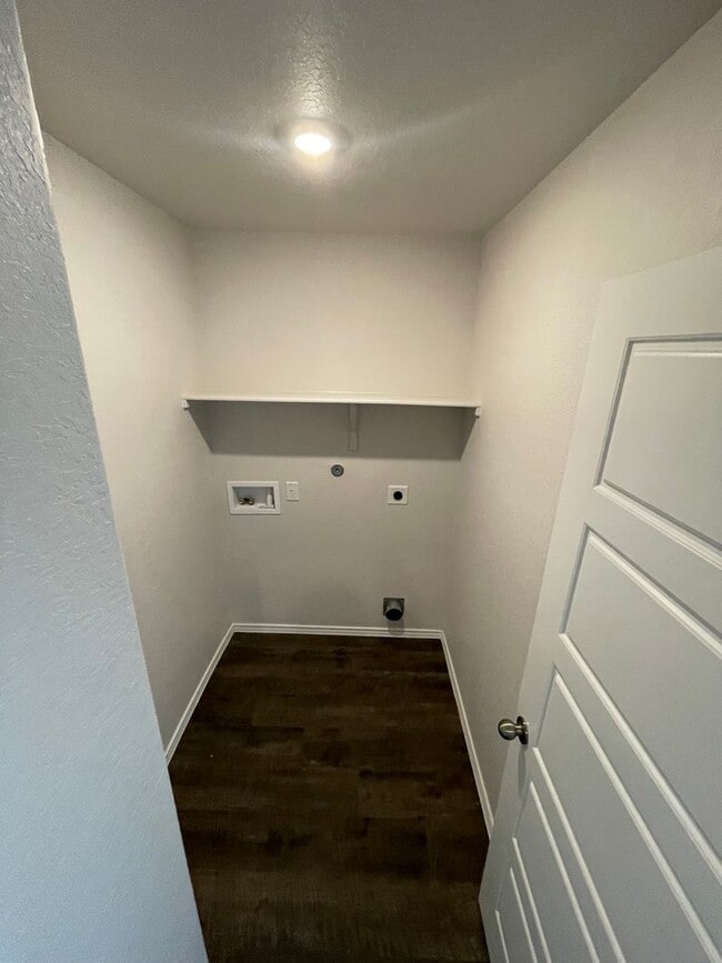 Building Photo - *Pre-Leasing** Four Bedroom | Two Bath Home in Legend Pond