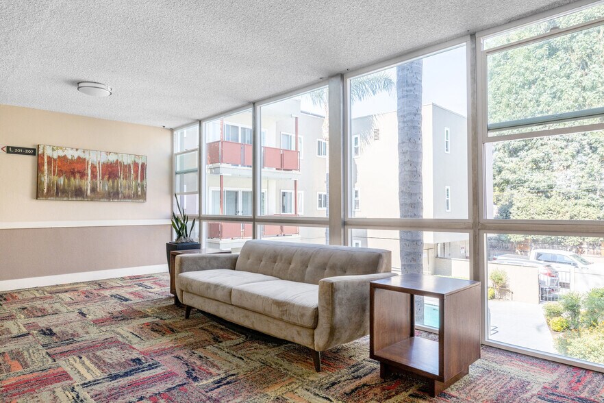 Building Photo - 4851 Hazeltine Ave