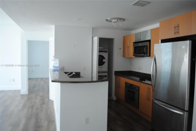 Building Photo - 300 S Biscayne Blvd