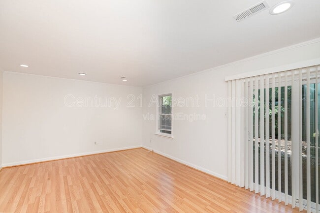 Building Photo - 3009 20th Ct S
