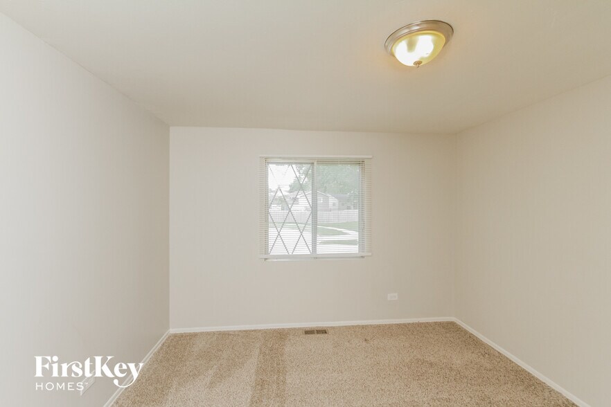 Building Photo - 5144 Oakwood Ct