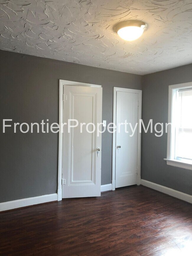 Building Photo - Recently Renovated 2 Bedroom Brick Bungalow!