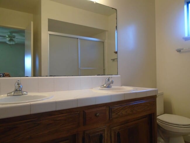 Building Photo - SW BAKERSFIELD--WON'T LAST LONG !  Applica...