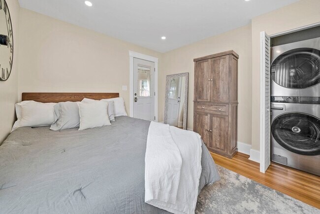 Building Photo - 57 Cook St