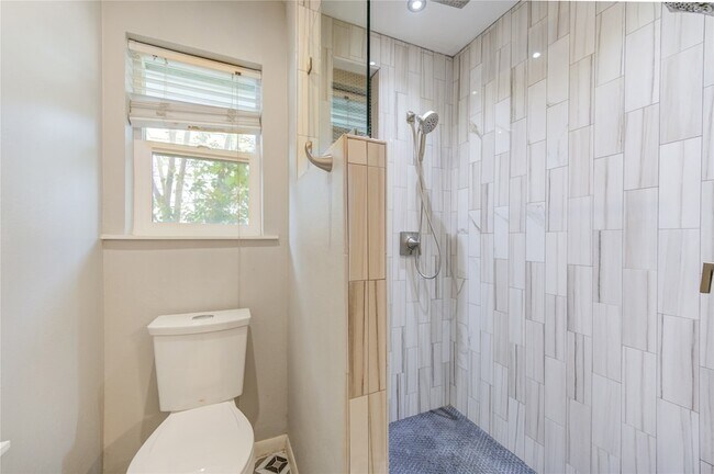 Building Photo - 5019 Oak Forest Dr