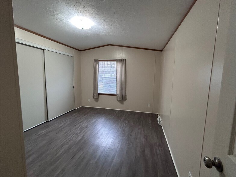 Building Photo - 17 Deer Run Pky