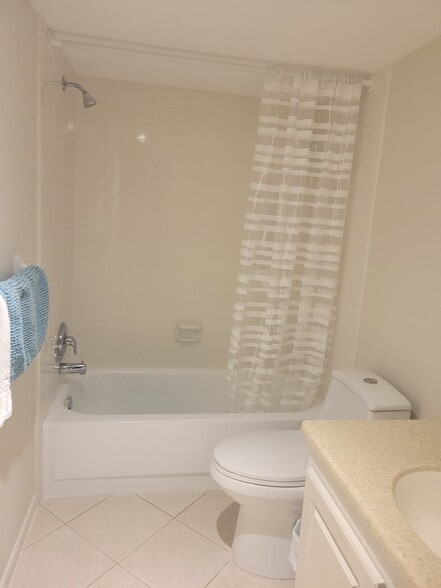 Guest Bath - 4200 Belair Ln